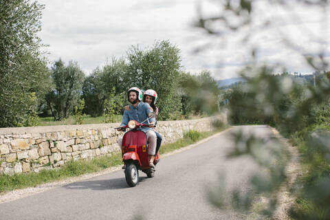 Pärchen auf einer Vespa, Toskana, Italien, lizenzfreies Stockfoto