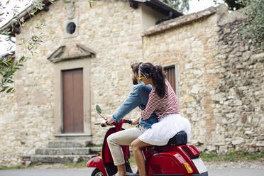 Couple enjoying road trip on Vespa - SODF00786