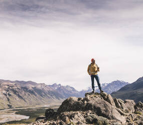 Älterer männlicher Wanderer auf einem Felsen stehend gegen den Himmel in Patagonien, Argentinien - UUF20688