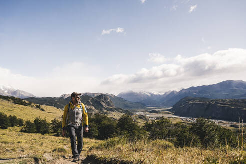 Mann geht auf Landschaft gegen Himmel in Patagonien, Argentinien - UUF20706