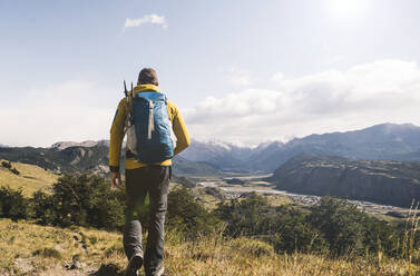 Männlicher Wanderer mit Rucksack in der Landschaft gegen den Himmel, Patagonien, Argentinien - UUF20707