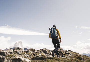 Älterer Mann mit Rucksack, der an einem sonnigen Tag auf einem Berg wandert, Patagonien, Argentinien - UUF20718