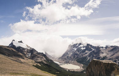 Blick auf schneebedeckte Berge vor bewölktem Himmel, Patagonien, Argentinien - UUF20725