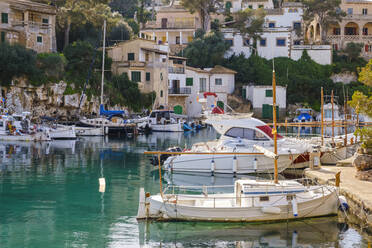 Spanien, Mallorca, Santanyi, Boote im Hafen des Küstendorfs im Sommer vertäut - SIEF09936