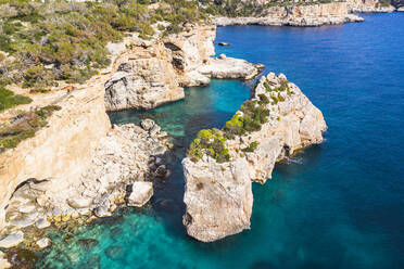 Spanien, Mallorca, Santanyi, Drohnenansicht des Bogens von Es Pontas im Sommer - SIEF09940