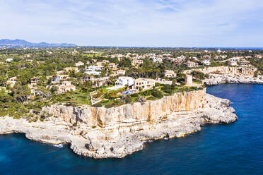 Spanien, Mallorca, Santanyi, Drohnenansicht eines Küstendorfes im Sommer - SIEF09941
