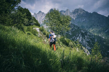 Wanderer auf Bergpfad, Orobie, Europäische Alpen, Como, Italien - MCVF00477