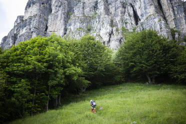 Wanderer auf Bergpfad, Orobie, Europäische Alpen, Como, Italien - MCVF00481