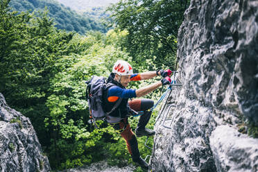 Bergsteiger beim Klettern auf dem Klettersteig, Orobie, Europäische Alpen, Como, Italien - MCVF00482