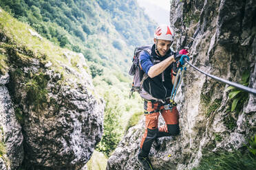 Bergsteiger beim Klettern auf dem Klettersteig, Orobie, Europäische Alpen, Como, Italien - MCVF00483