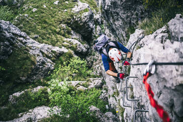 Bergsteiger beim Klettern auf dem Klettersteig, Orobie, Europäische Alpen, Como, Italien - MCVF00484