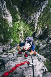 Bergsteiger beim Klettern auf dem Klettersteig, Orobie, Europäische Alpen, Como, Italien - MCVF00485