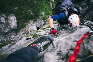 Bergsteiger beim Klettern auf dem Klettersteig, Orobie, Europäische Alpen, Como, Italien - MCVF00486