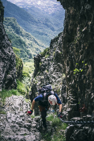 Bergsteiger beim Klettern auf dem Klettersteig, Orobie, Europäische Alpen, Como, Italien, lizenzfreies Stockfoto