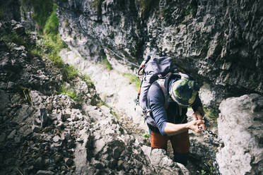 Bergsteiger beim Klettern auf dem Klettersteig, Orobie, Europäische Alpen, Como, Italien - MCVF00488