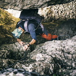 Bergsteiger beim Klettern auf dem Klettersteig, Orobie, Europäische Alpen, Como, Italien - MCVF00490