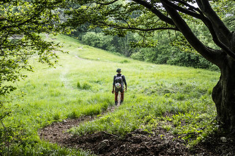 Wanderer auf einer Bergwiese, Orobie, Europäische Alpen, Como, Italien, lizenzfreies Stockfoto