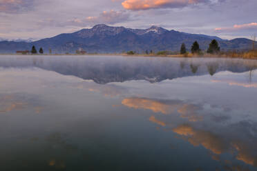 Deutschland, Bayern, Schlehdorf, Berge spiegeln sich im Eichsee in der Dämmerung - LBF03093