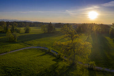 Deutschland, Bayern, Bad Heilbrunn, Drohnenansicht einer grünen Landschaft bei Sonnenuntergang - LBF03098