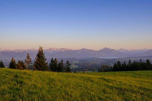 Deutschland, Bayern, Bernbeuren, Blick vom Auerberg in der Sommerdämmerung - LBF03099