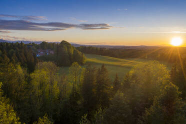 Deutschland, Bayern, Bad Heilbrunn, Drohnenansicht einer grünen Landschaft bei Sonnenuntergang - LBF03100