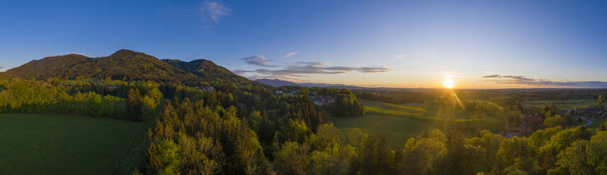 Deutschland, Bayern, Bad Heilbrunn, Drohnenansicht einer grünen Landschaft bei Sonnenuntergang - LBF03101