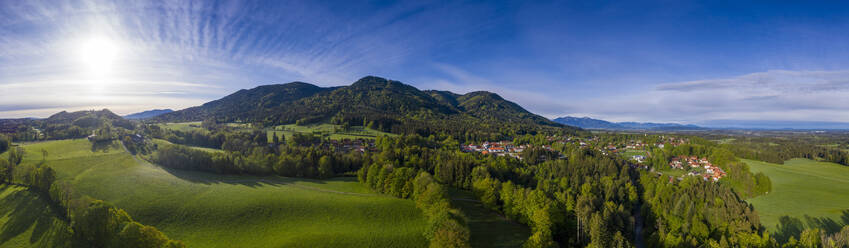 Deutschland, Bayern, Bad Heilbrunn, Drohnenansicht einer grünen Landschaft bei Sonnenuntergang - LBF03102
