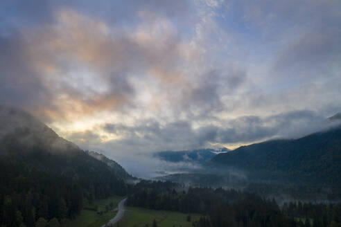 Deutschland, Bayern, Jachenau, Wolken über Inntal bei stimmungsvoller Morgendämmerung - LBF03106