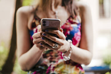 Nahaufnahme einer Frau mit Mobiltelefon - EBBF00295