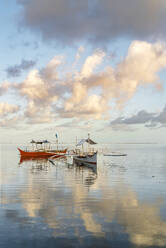 Philippinen, Siargao, General Luna, Fischerboot auf dem Meer bei Sonnenuntergang - JMPF00008