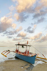 Philippinen, Siargao, General Luna, Fischerboot am Strand bei Sonnenuntergang - JMPF00009