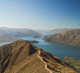 Spektakulärer Blick auf den Lake Wanaka und den Berg Roys Peak an einem wolkenlosen Tag in Neuseeland - ADSF00003