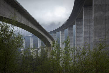 Schöner hoher Concha Artedo-Viadukt mit grünen Bäumen unten und düsterem Wolkenhimmel oben - ADSF00007