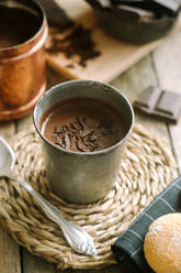 Tasse heiße Schokolade mit Schokostückchen als Topping - ADSF00018