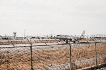 Flugzeuge, die vom Flughafen Mykonos starten, umgeben von einem Sicherheitsdraht - ADSF00023