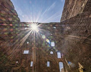 Dänemark, Bornholm, Hammershus, Sonne scheint durch Festungsruinen - HAMF00661