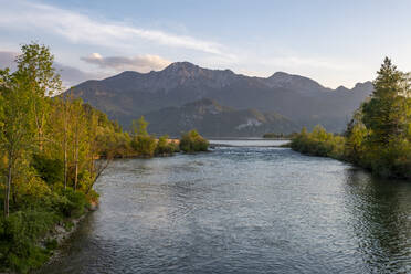 Deutschland, Bayern, Oberbayern, Loisachtal, Kochel am See, Kochelsee und Herzogstand und Heimgarten - LBF03120