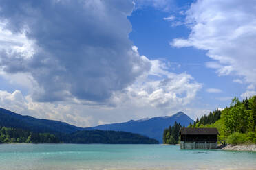 Deutschland, Bayern, Oberbayern, Niedernach, Bootshaus am Walchensee - LBF03125