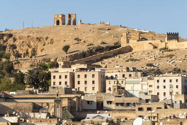 Marokko, Fes, Medina-Häuser mit Marinidengräbern im Hintergrund - TAMF02360