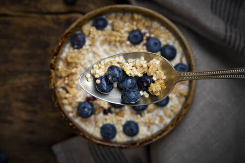 Löffel Müsli mit Heidelbeeren und Quinoa - LVF08951