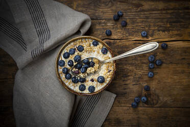 Schale Müsli mit Heidelbeeren und Quinoa - LVF08952