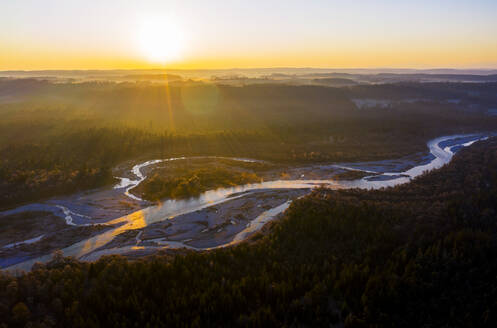 Deutschland, Bayern, Wolfratshausen, Drohnenansicht der Isar bei Sonnenaufgang - LHF00796