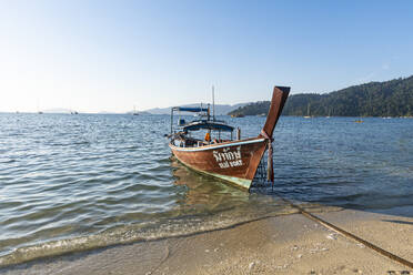 Thailand, Satun Province, Ko Lipe, Fishing boat moored at shore of coastal beach - RUNF03693