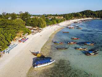 Thailand, Provinz Satun, Ko Lipe, Luftaufnahme von Pattaya Beach im Sommer - RUNF03694