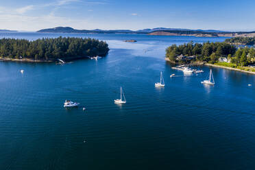 USA, Washington, Luftaufnahme von Segelyachten im Archipel der San Juan Islands - RUNF03712