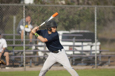 Jugendlicher Baseballspieler bereit zum Schwingen in der Batters Box - CAVF86216