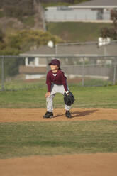 Little League Baseball Junge in Bereitschaftsstellung im Infield - CAVF86226