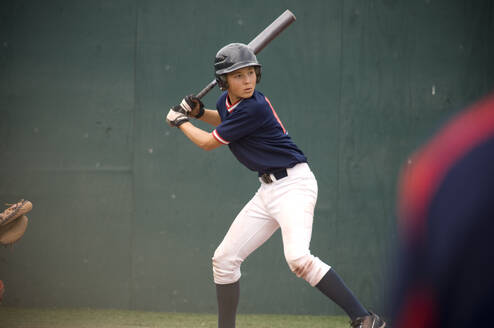 Junger Baseballspieler in der Batters Box bereit zum Schlag - CAVF86233