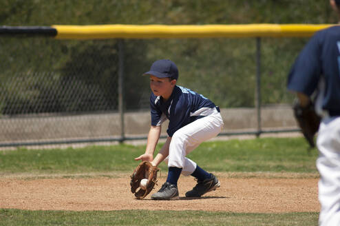 Ein Feldspieler der Little League Baseball fängt einen Groundball - CAVF86240
