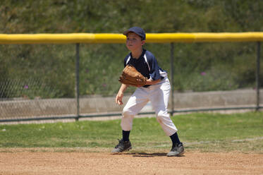 Ein Baseballspieler der Little League ist bereit für einen Groundball - CAVF86241